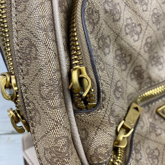 Guess Women's Manhattan Backpack Bag 4g‎ logo bag *missing zipper pull - Picture 3 of 12